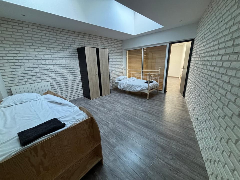 Bed, Bedroom, towels