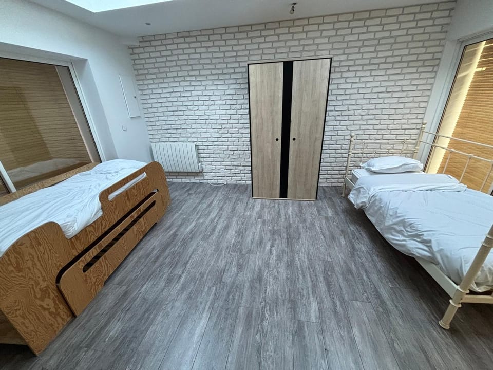 Bed, Photo of the whole room, Bedroom, towels
