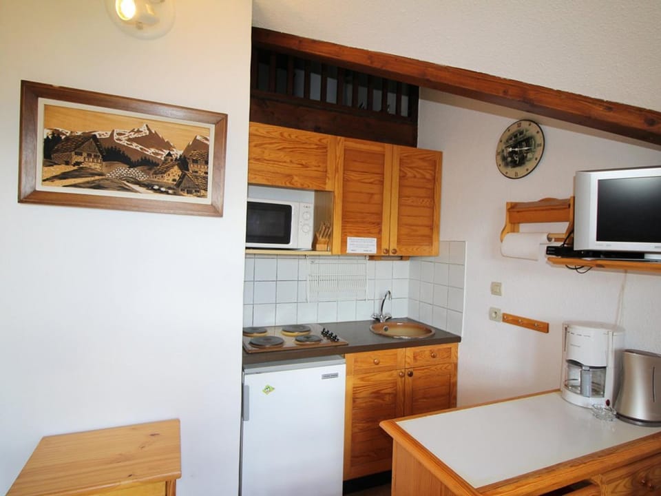 Studio mezzanine cabine - 5 pers, à 400m des pistes avec parking, animaux admis - FR-1-297-60 Cabin in Auris