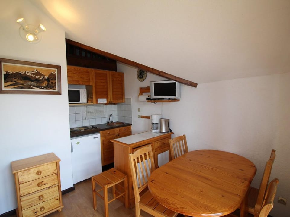 Studio mezzanine cabine - 5 pers, à 400m des pistes avec parking, animaux admis - FR-1-297-60 Cabin in Auris