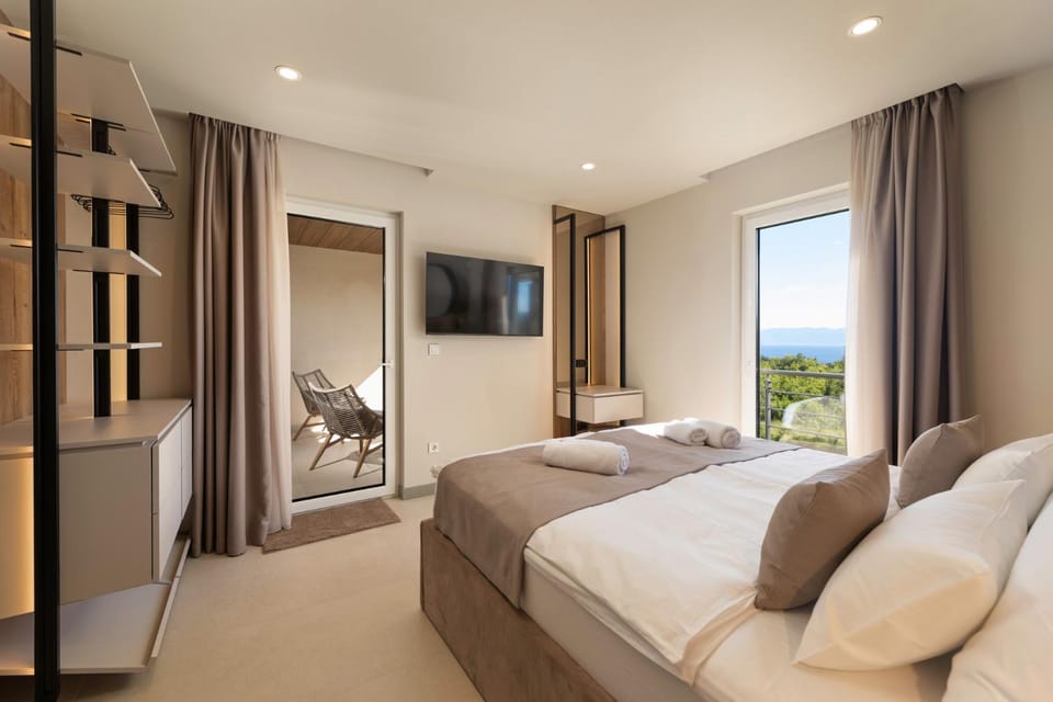 Bed, TV and multimedia, Bedroom