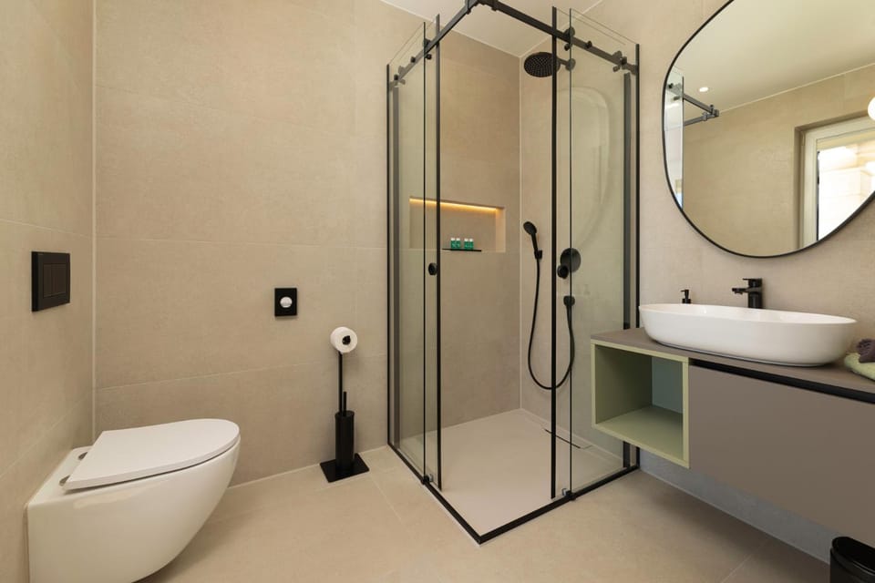 Shower, Toilet, Bathroom, towels