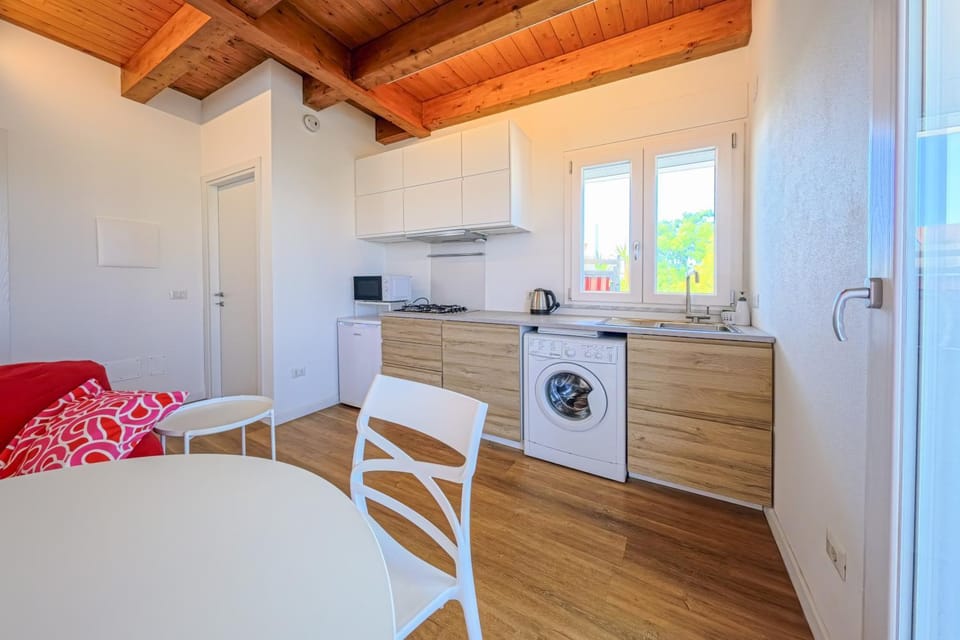 Kitchen or kitchenette, microwave, washing machine