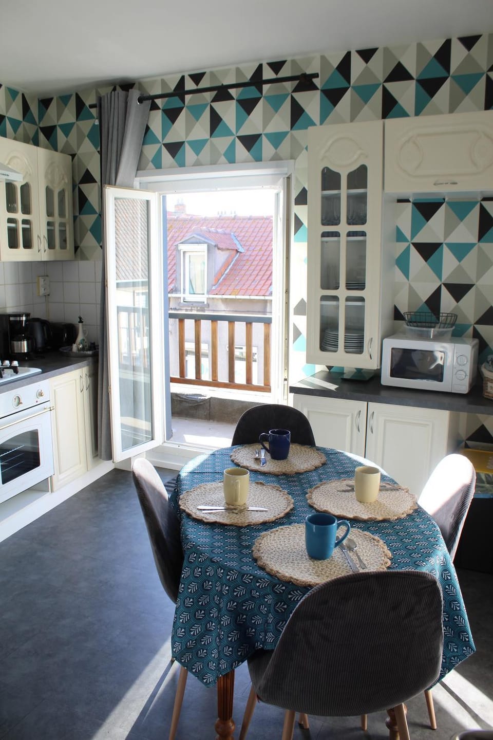 Coffee/tea facilities, Kitchen or kitchenette, Dining area, dishwasher, oven, toaster