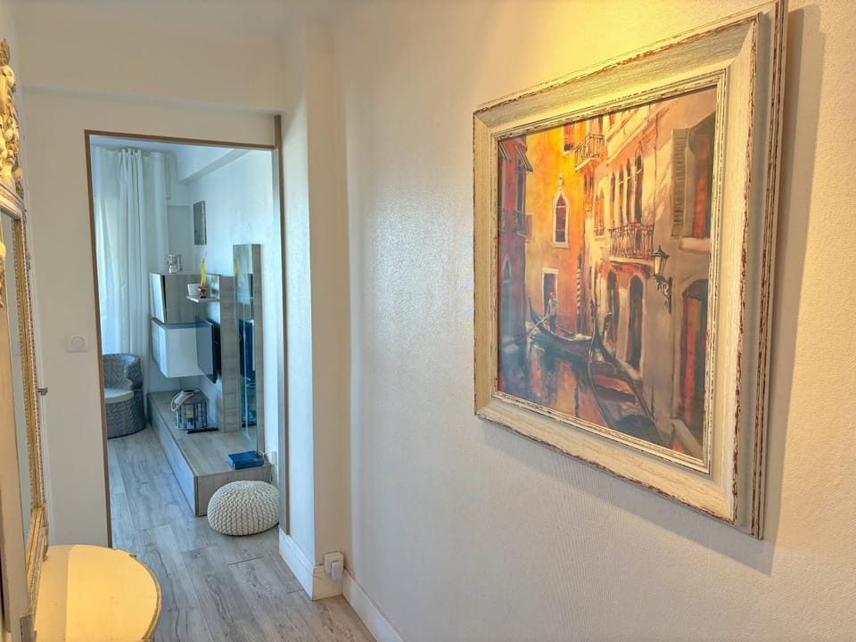 Appartement Moderne Vue Mer & Terrasse Apartment in Antibes