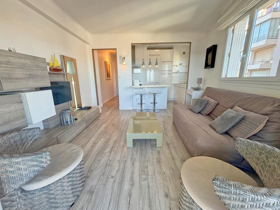 Appartement Moderne Vue Mer & Terrasse Apartment in Antibes