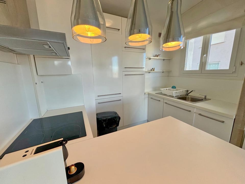 Appartement Moderne Vue Mer & Terrasse Apartment in Antibes