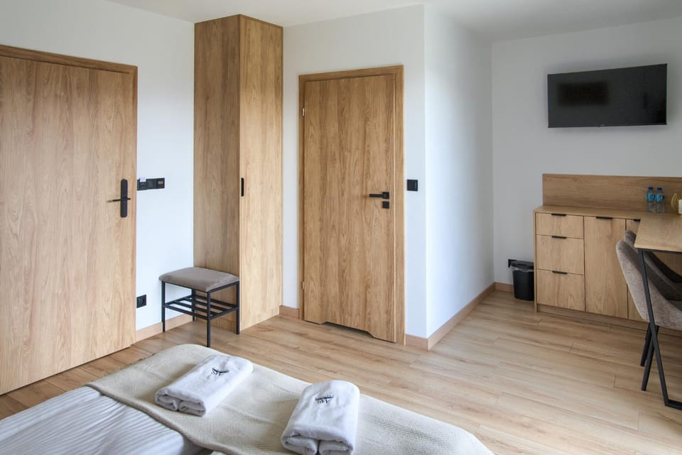 Bed, TV and multimedia, Living room, Photo of the whole room, Bedroom, towels, wardrobe