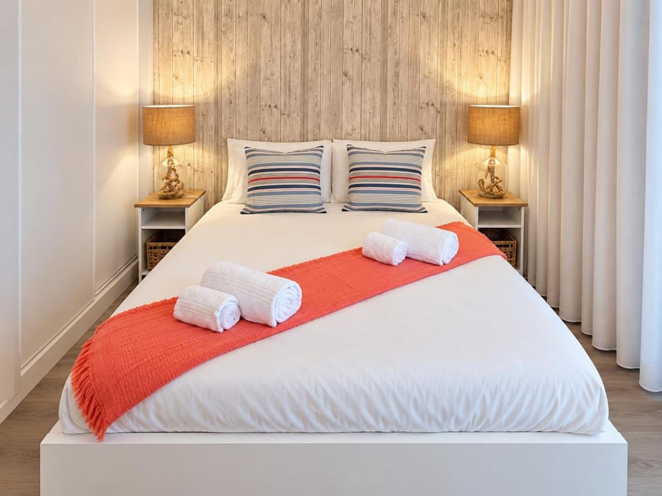 Bed, Bedroom, towels