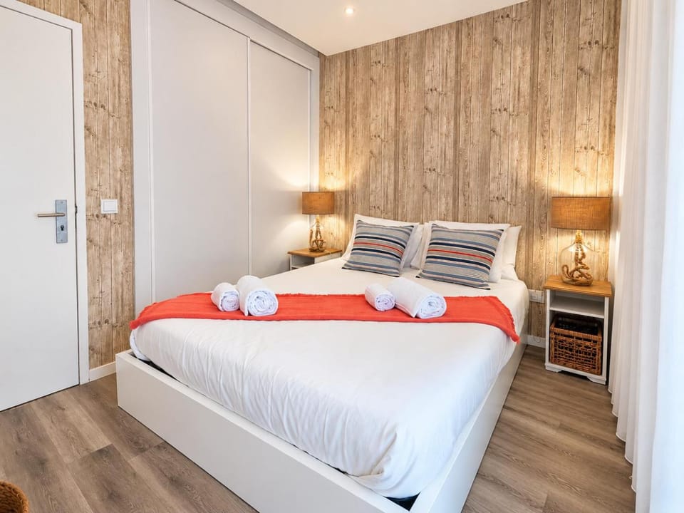 Bed, Bedroom, towels