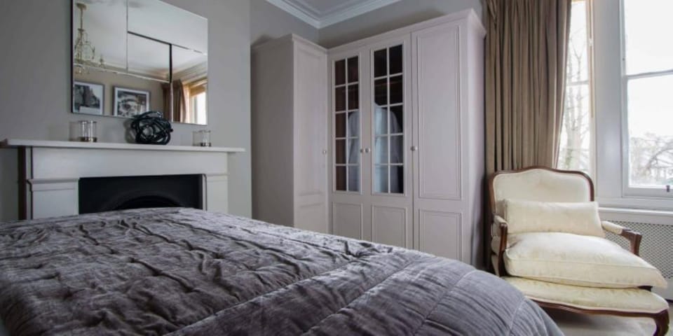 Bed, Living room, Bedroom, fireplace