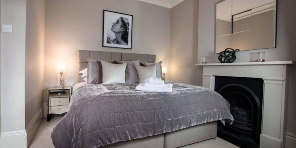 Bed, Bedroom, towels