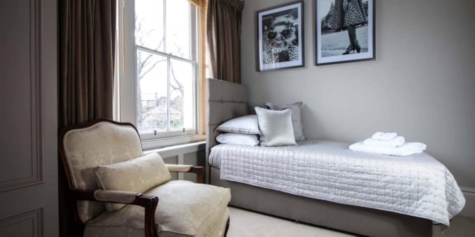 Bed, Seating area, Bedroom, towels