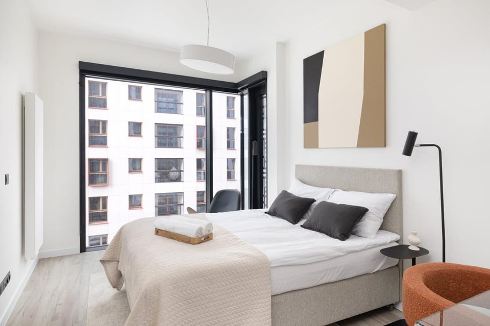 2-Bedroom Apartment with Gym in Towarowa Towers near Metro Rondo Daszyńskiego Apartment in Warsaw