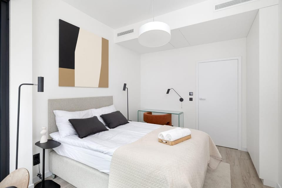 2-Bedroom Apartment with Gym in Towarowa Towers near Metro Rondo Daszyńskiego Apartment in Warsaw