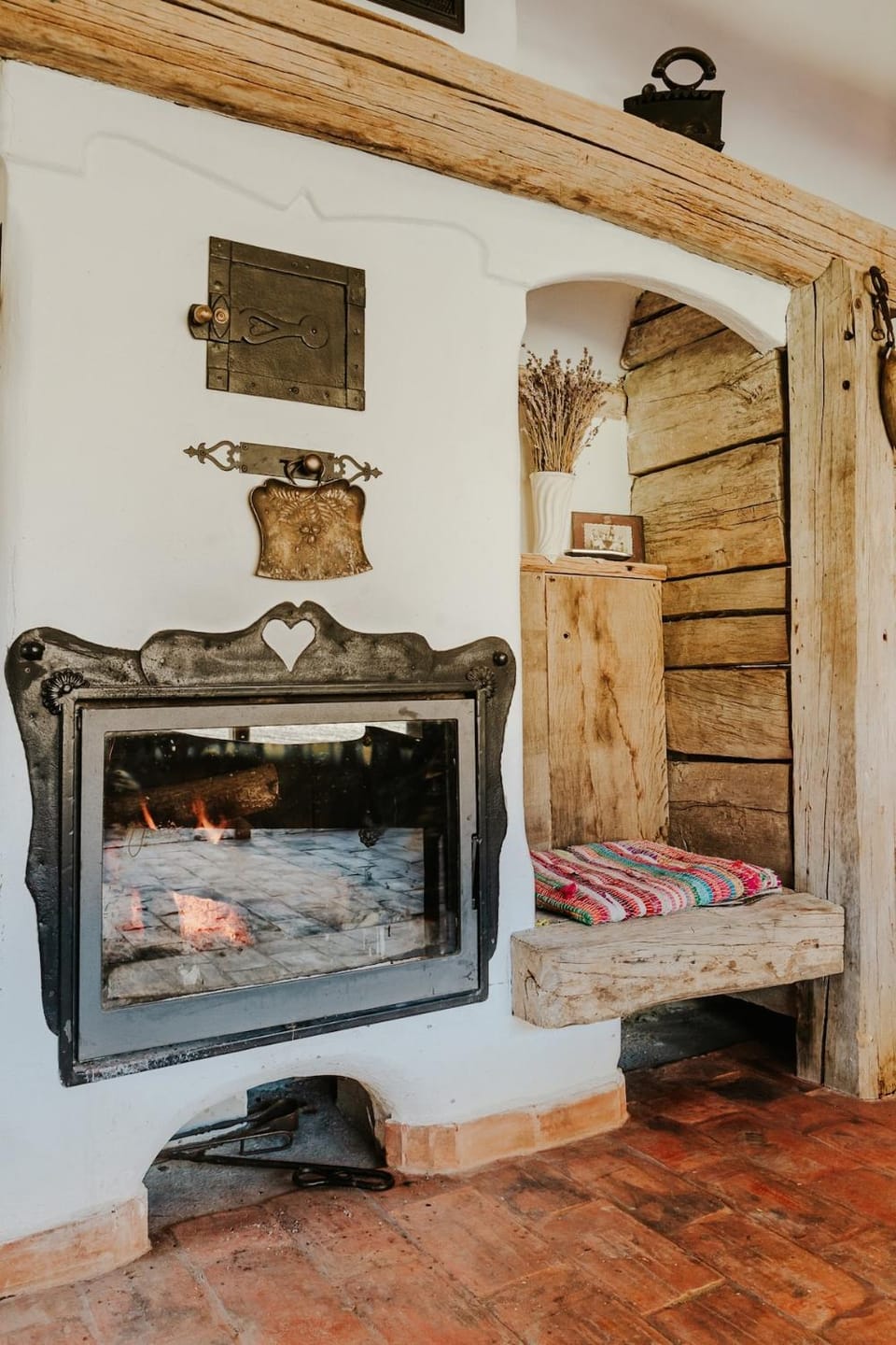 Old wooden barn, Cătunu' lui Victor House in Romania