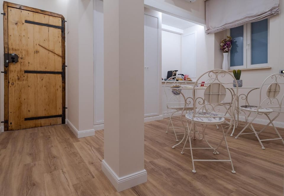 Coffee/tea facilities, Seating area
