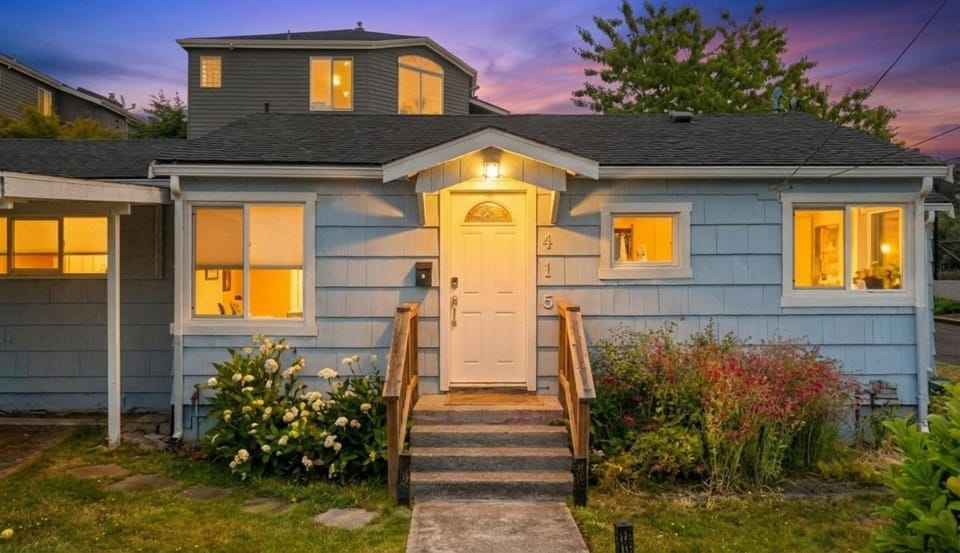 Salish Sea Cottage House in Edmonds