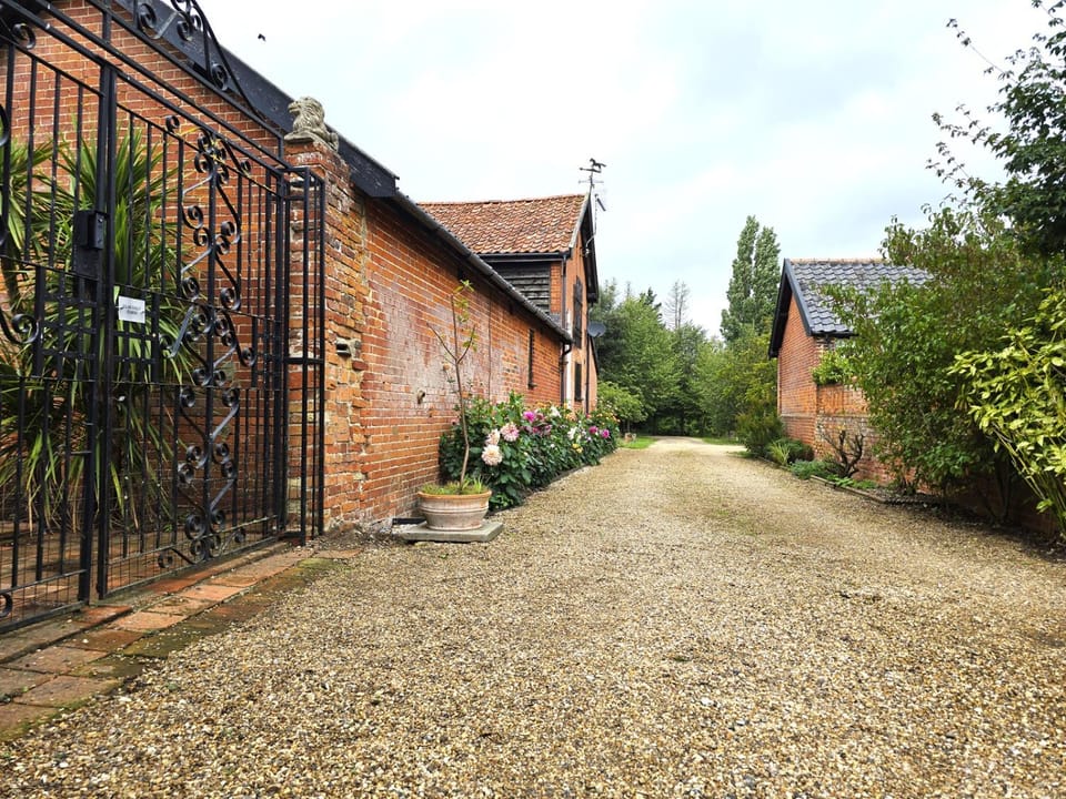 Cartlodge Loft Conversion Sleeps 2 with Parking House in Mid Suffolk District