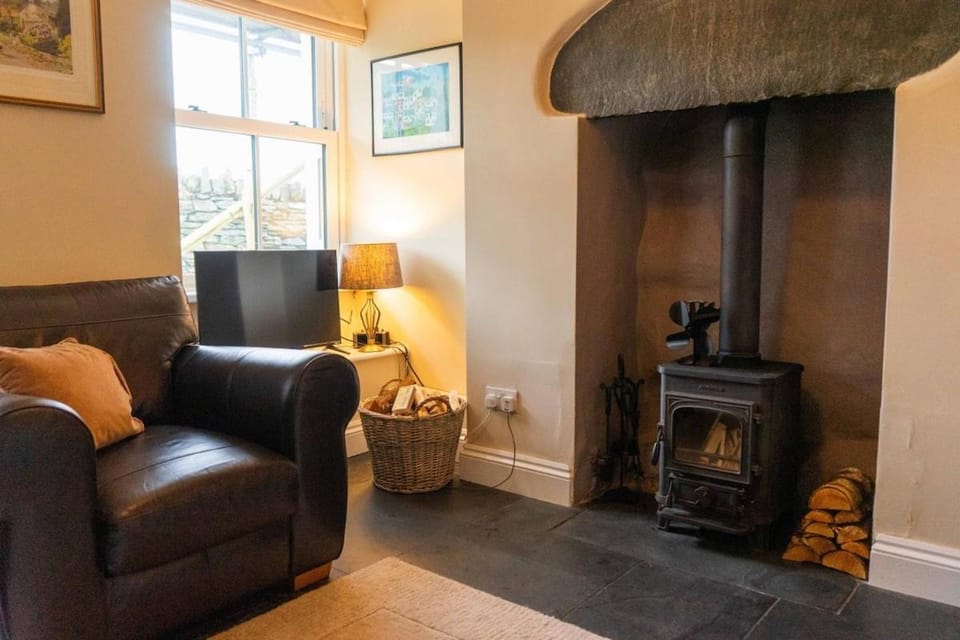 Bolthole Cottage for 2 -views - Central Ambleside House in Ambleside