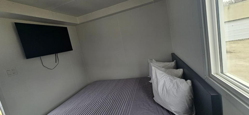 Communal lounge/ TV room, Bed, TV and multimedia, Bedroom