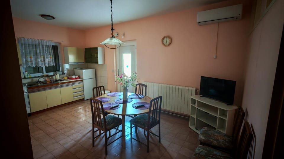 Kitchen or kitchenette, Dining area, oven, stove, air conditioner