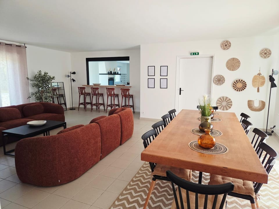 Living room, Seating area, Dining area