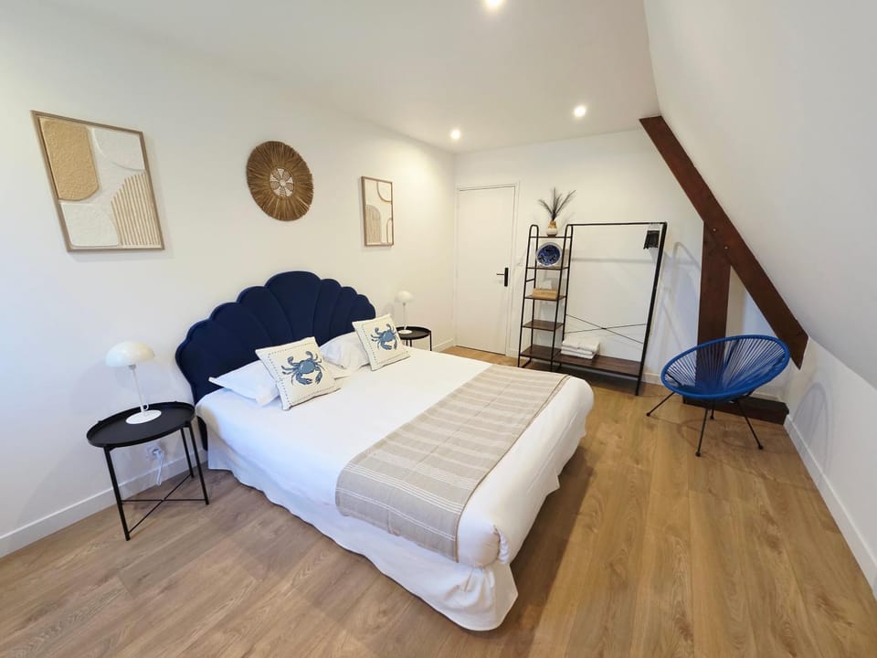Photo of the whole room, Bedroom