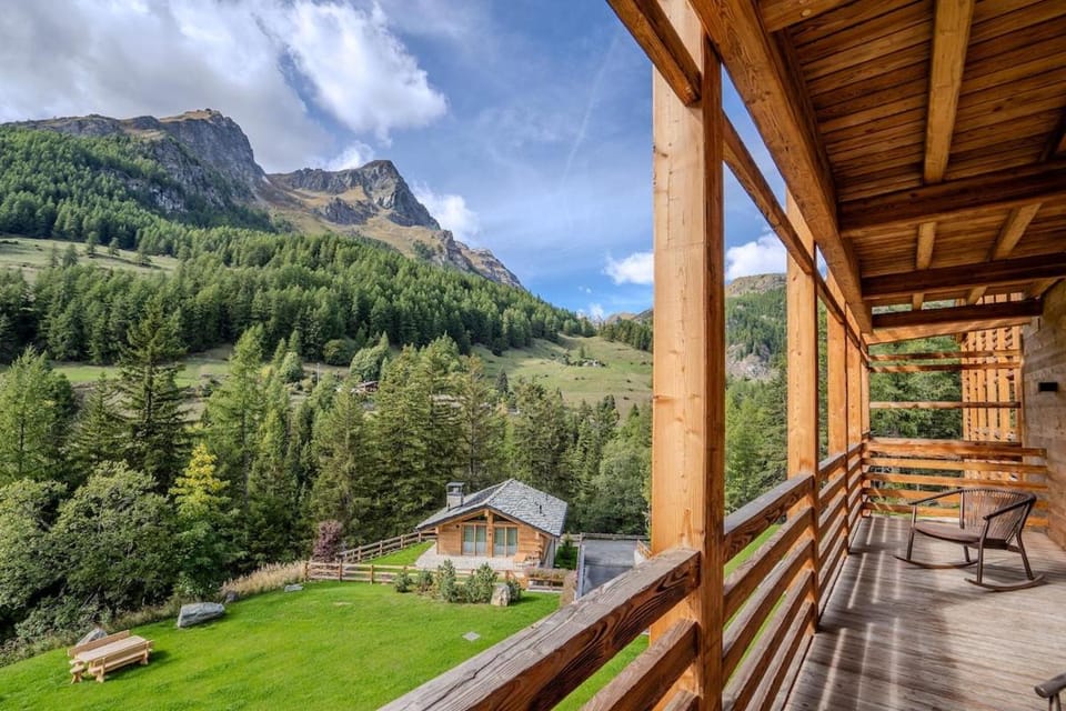 Luxury Suite Champoluc Monterosa Ski Apartment in Valtournenche
