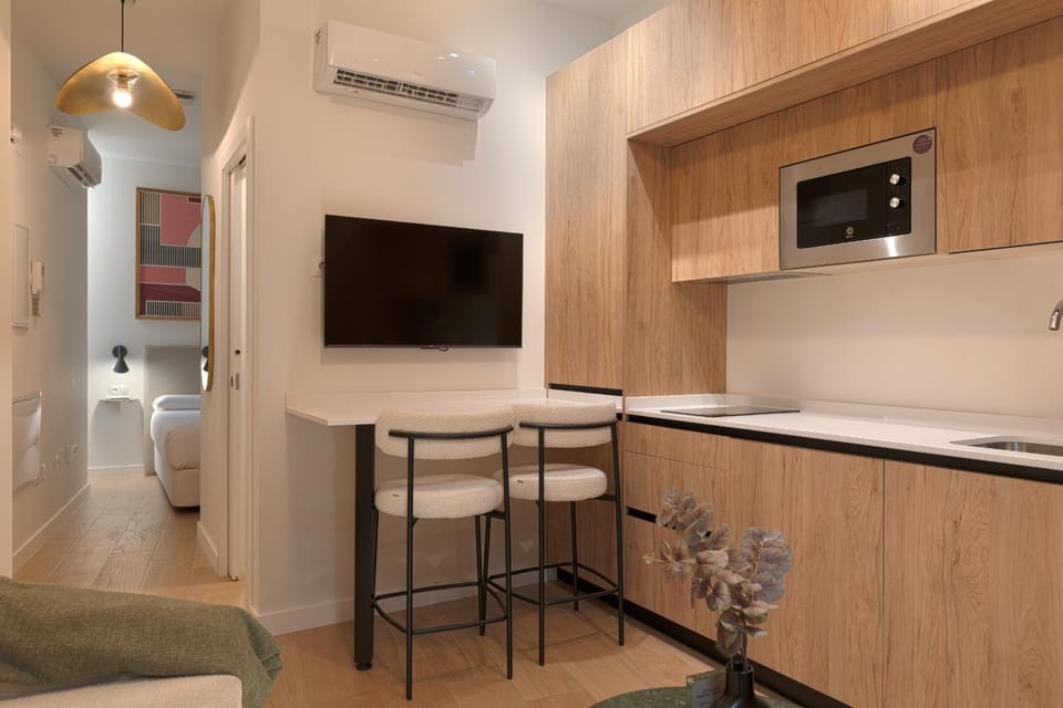 TV and multimedia, Kitchen or kitchenette, Living room, Seating area, Dining area, oven, stove, air conditioner
