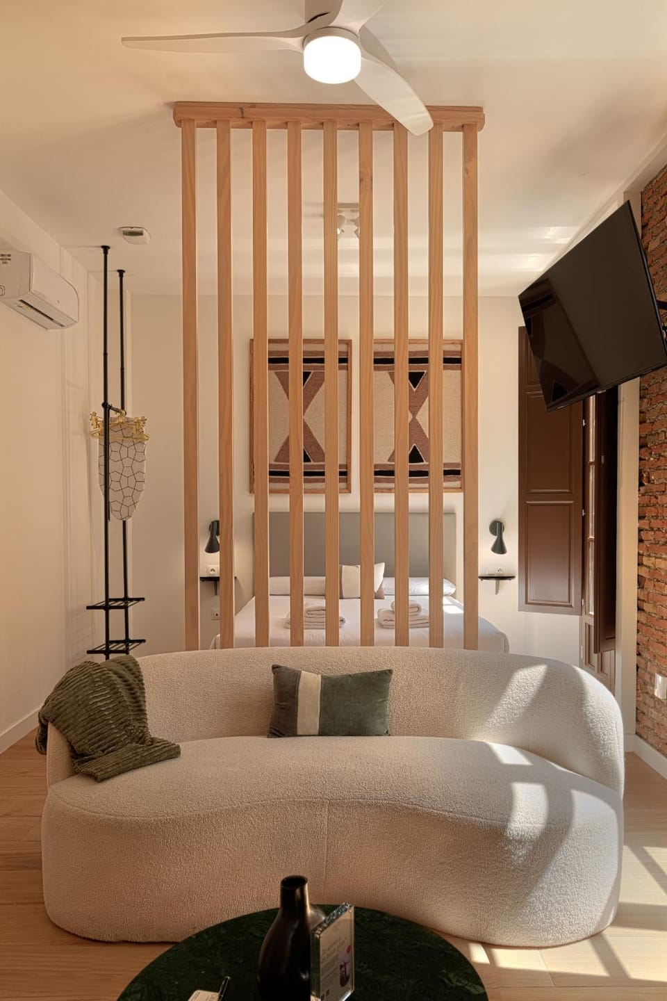 Bed, TV and multimedia, Living room, Photo of the whole room, Seating area, Bedroom, air conditioner