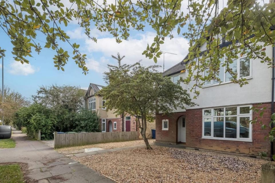 BIG 3 Bed House Lovely Garden House in Cambridge