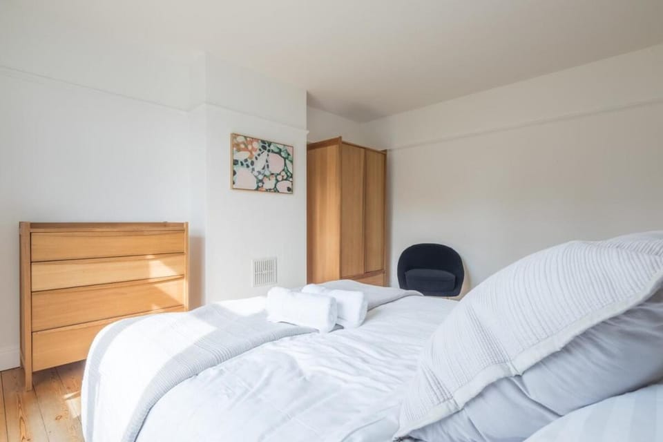 BIG 3 Bed House Lovely Garden House in Cambridge