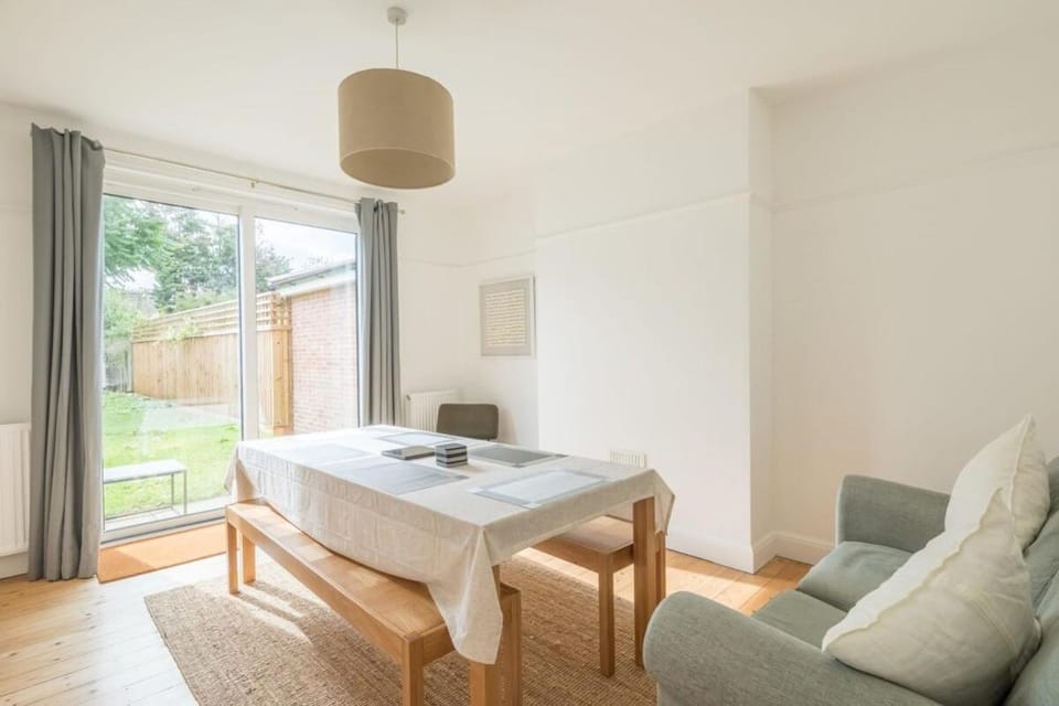 BIG 3 Bed House Lovely Garden House in Cambridge