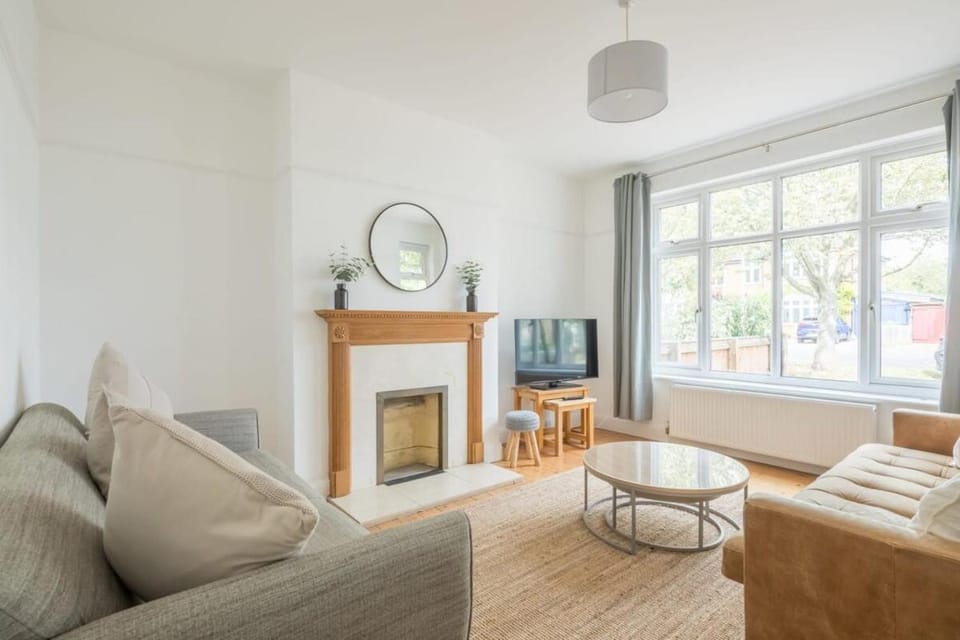 BIG 3 Bed House Lovely Garden House in Cambridge