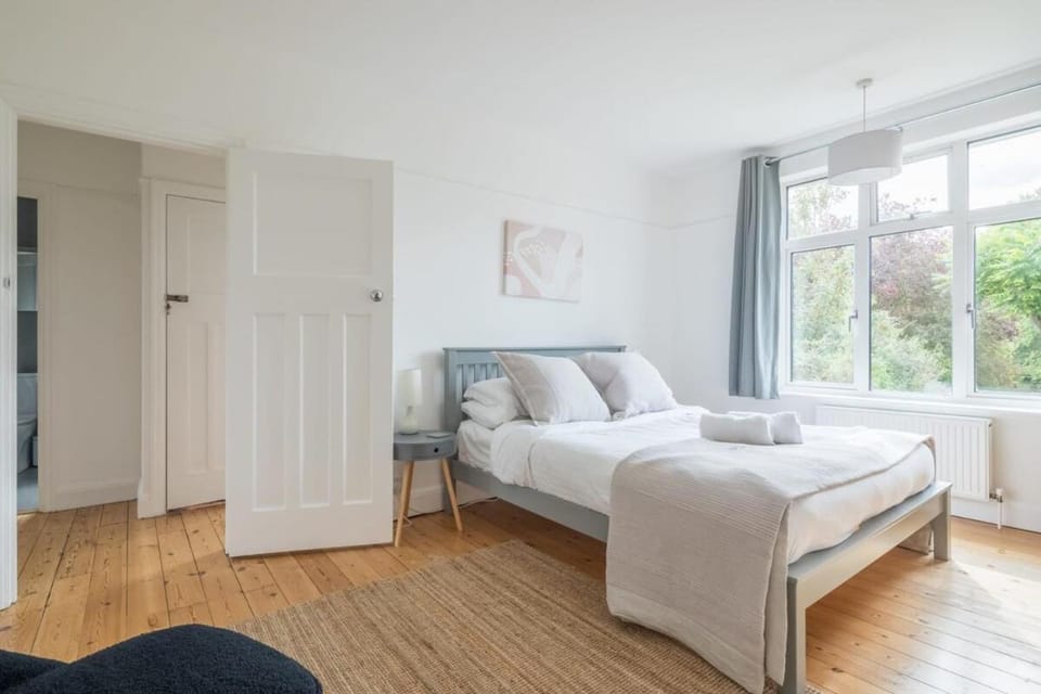BIG 3 Bed House Lovely Garden House in Cambridge