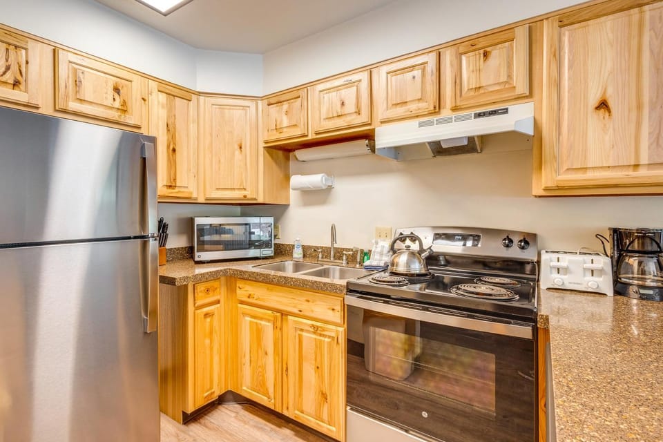 Unwind Poolside, Walk to Main St! Winter Park Stay House in Fraser