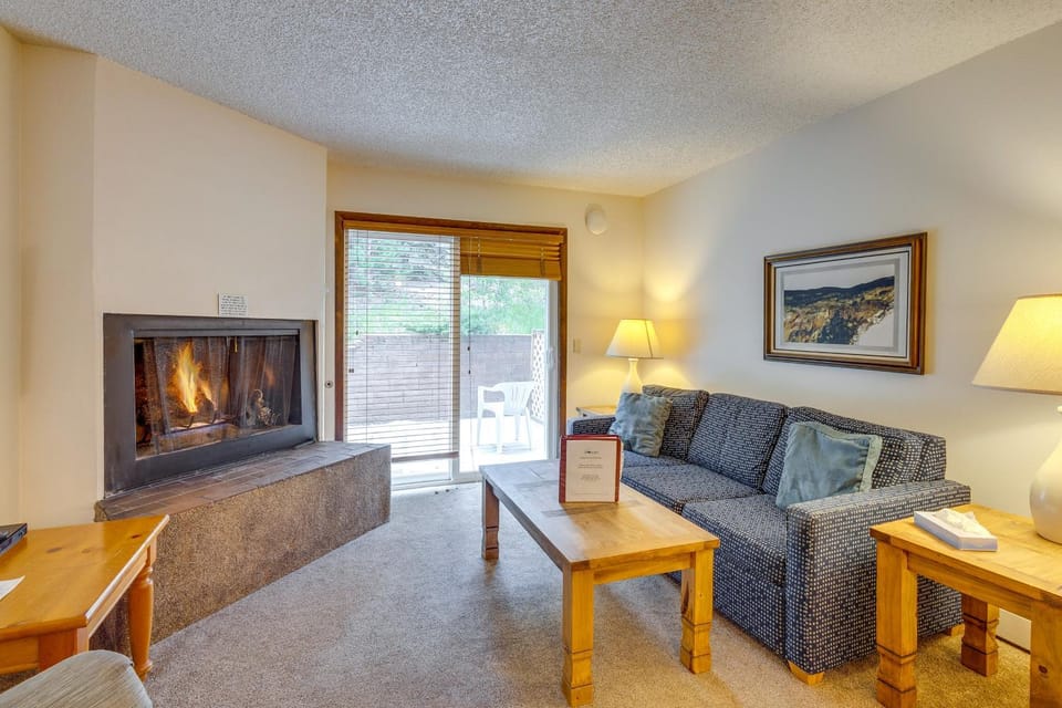 Unwind Poolside, Walk to Main St! Winter Park Stay House in Fraser