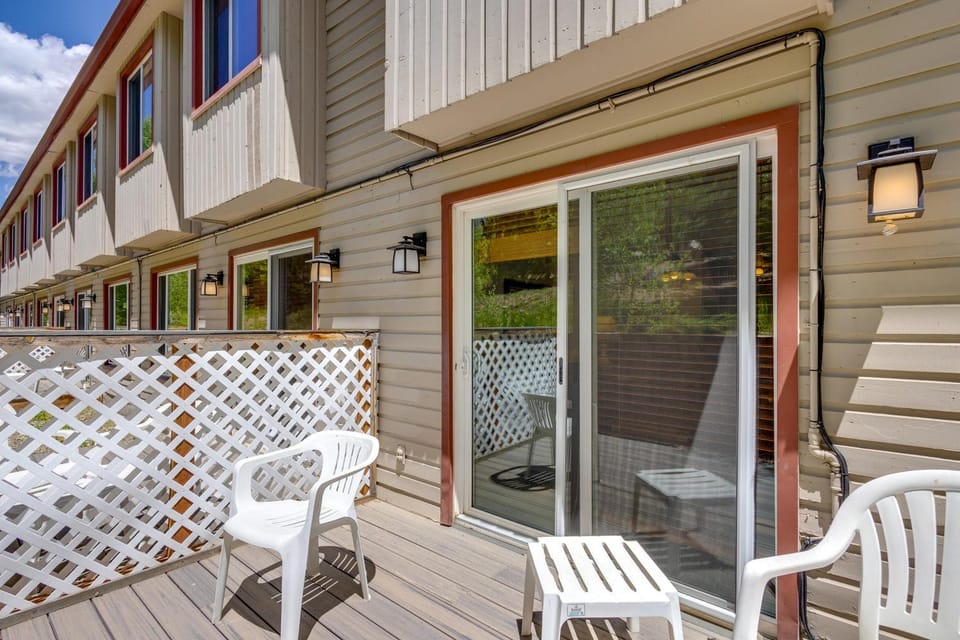Unwind Poolside, Walk to Main St! Winter Park Stay House in Fraser