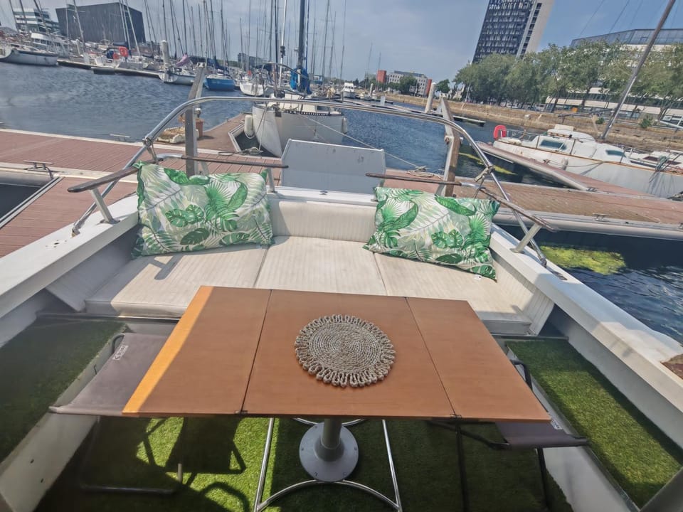 Nuit insolite dans un bateau Docked boat in Le Havre