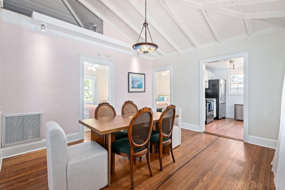 The Birds Nest Carriage House l Walk to St George Apartment in Saint Augustine
