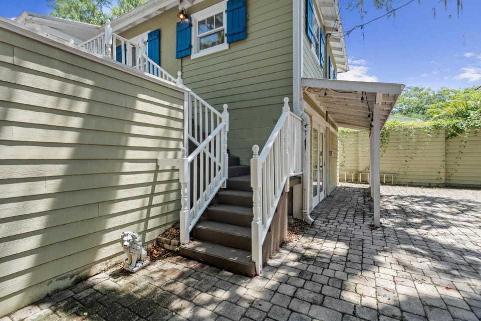 The Birds Nest Carriage House l Walk to St George Apartment in Saint Augustine