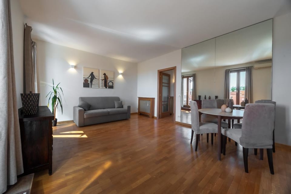 4 Fontane Charming Terrace Apartment in Rome