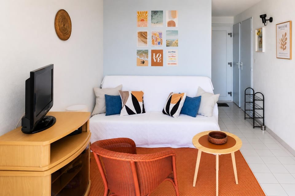 Living room, Seating area, Seasons, concierge