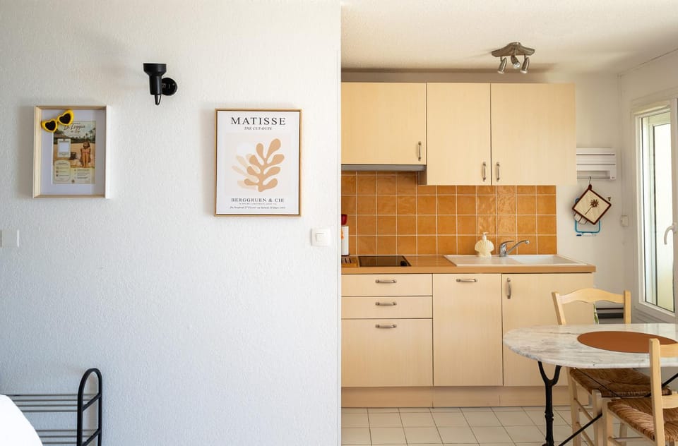Coffee/tea facilities, Dining area, On site, Family, concierge, dishwasher, microwave, stove, toaster, kitchen