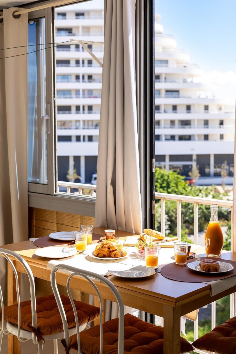 View (from property/room), Balcony/Terrace, Seating area, Dining area, City view, Landmark view, Sea view, Continental breakfast, Sunrise, concierge, washing machine