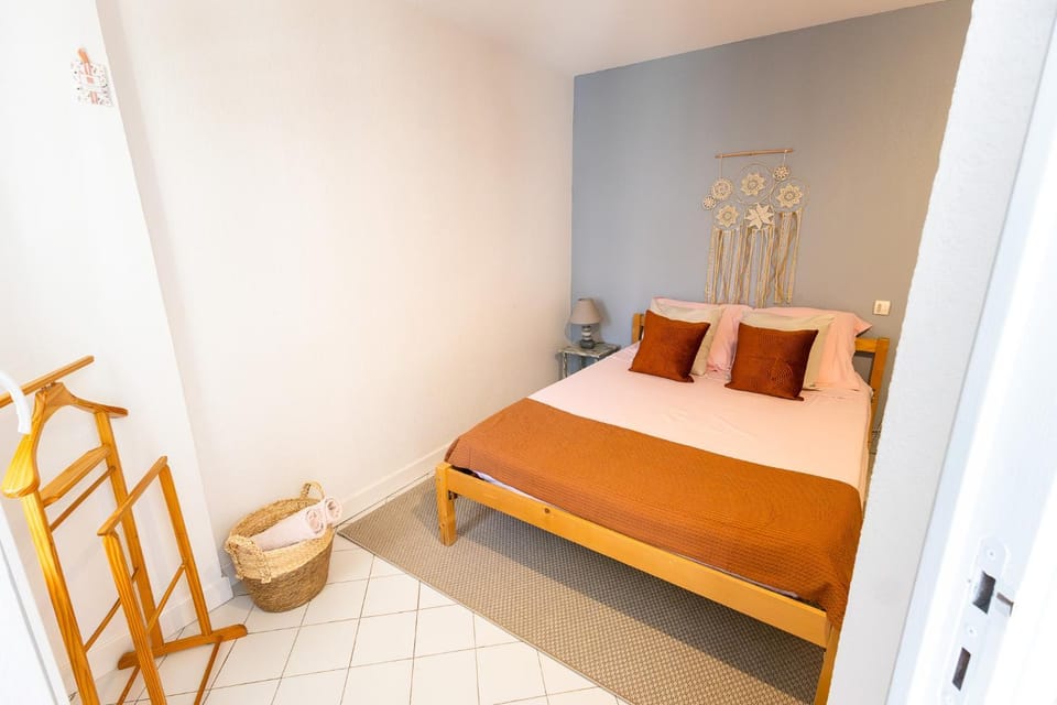 Nearby landmark, Night, View (from property/room), Photo of the whole room, Landmark view, Sea view, Sunrise, furniture, storage, storage