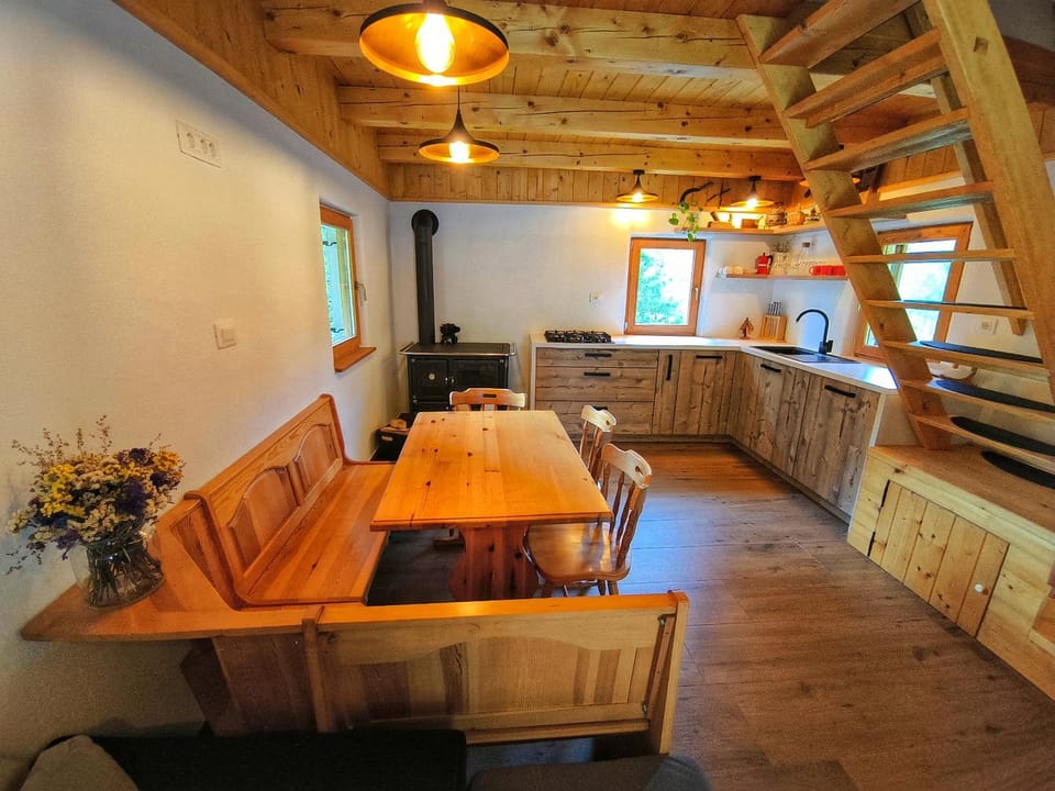 Dining area, kitchen