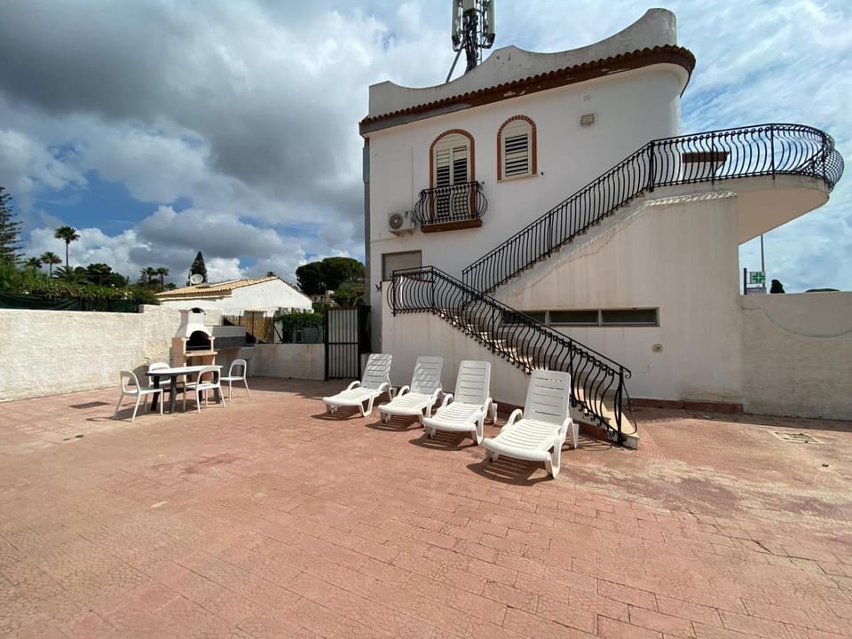 Property building, BBQ facilities, Balcony/Terrace, sunbed