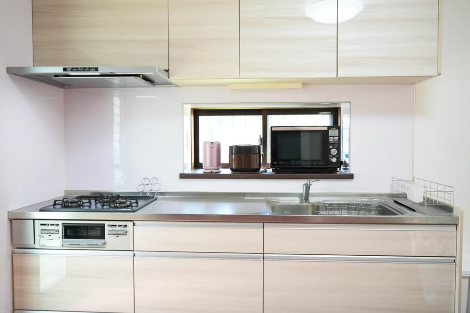 Kitchen or kitchenette, microwave, stove